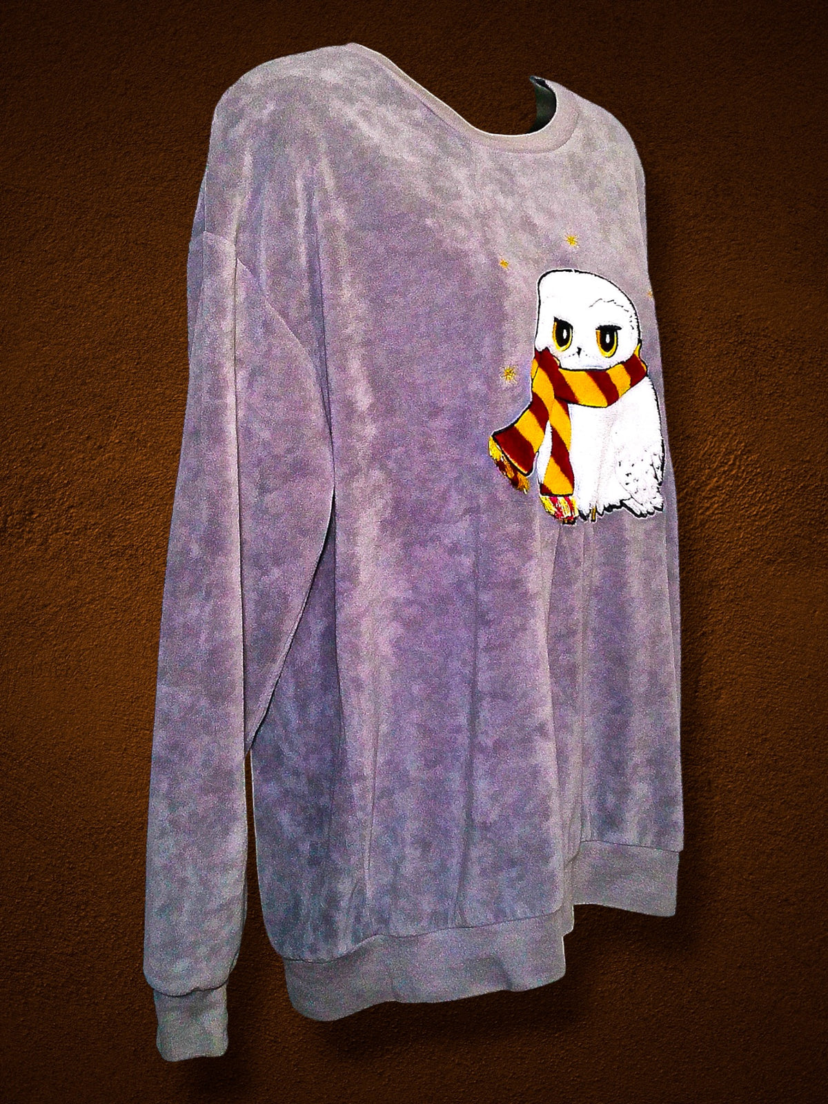 Right angled front and sleeve of Harry Potter Hedwig velour sleep top