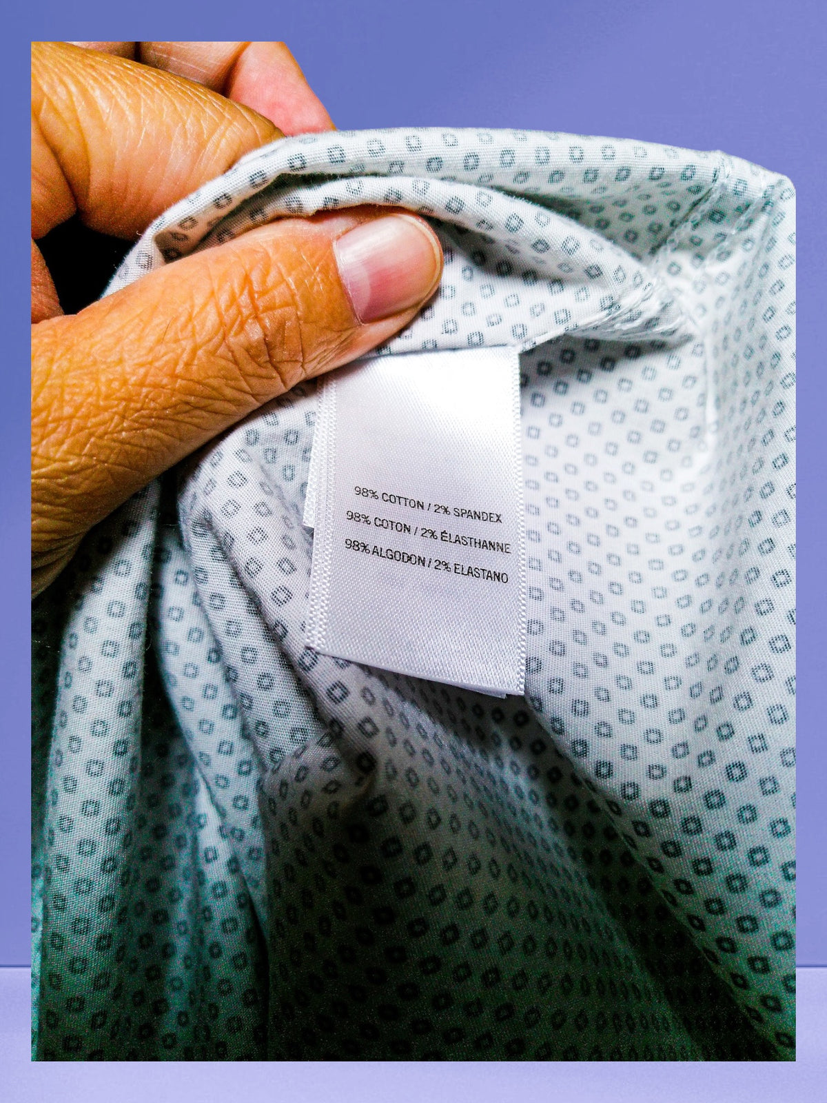 A close-up of a hand holding open a patterned garment to show the inner label, which reads '95% COTTON / 2% SPANDEK / 95% COTON / 2% ELASTHAN / 95% ALCOHOLON / 2% ELASTANO'.